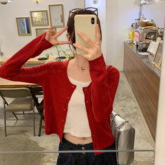 赤い香港風のレトロな透かし彫りの薄いタイプの日焼け止めのニットのカーディガンの女性の夏の怠惰な風の短い長袖の上着