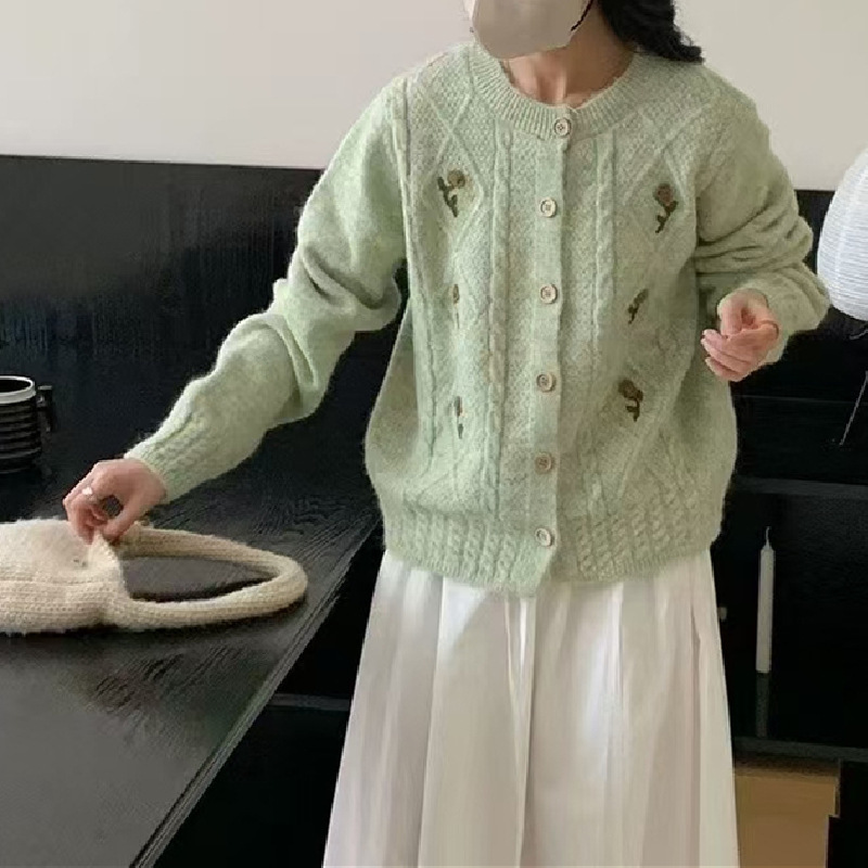 秋冬新款复古温柔风绣花针织开衫女韩系圆领宽松软糯减龄毛衣外套