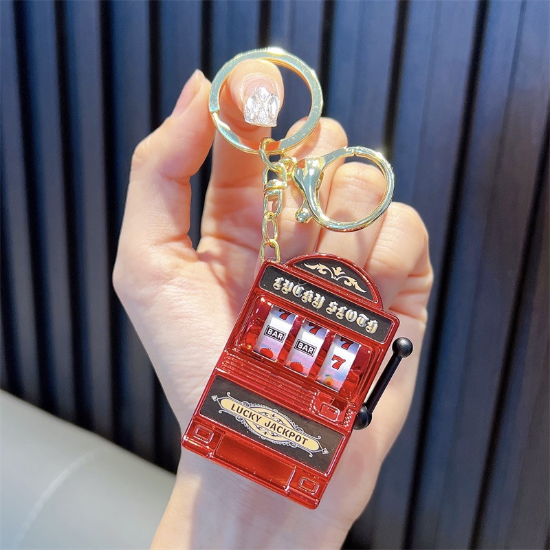 Juego divertido de color brillante de frutas shaker keychain máquina de juego garra de llaves colgante pequeño regalo al por mayor