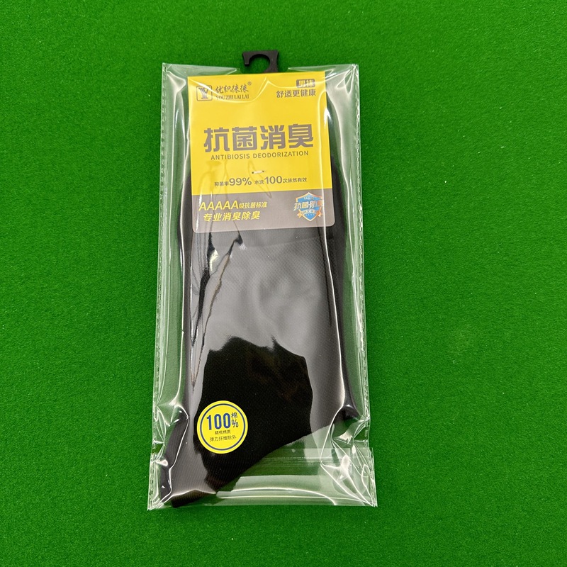 В индивидуальной упаковке черного цвета.