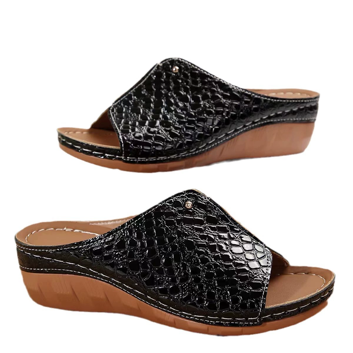 2024 Snake pattern riveting fish mouth, a lady slope and slippers, European and American large -size cross -border independent station slippers spot