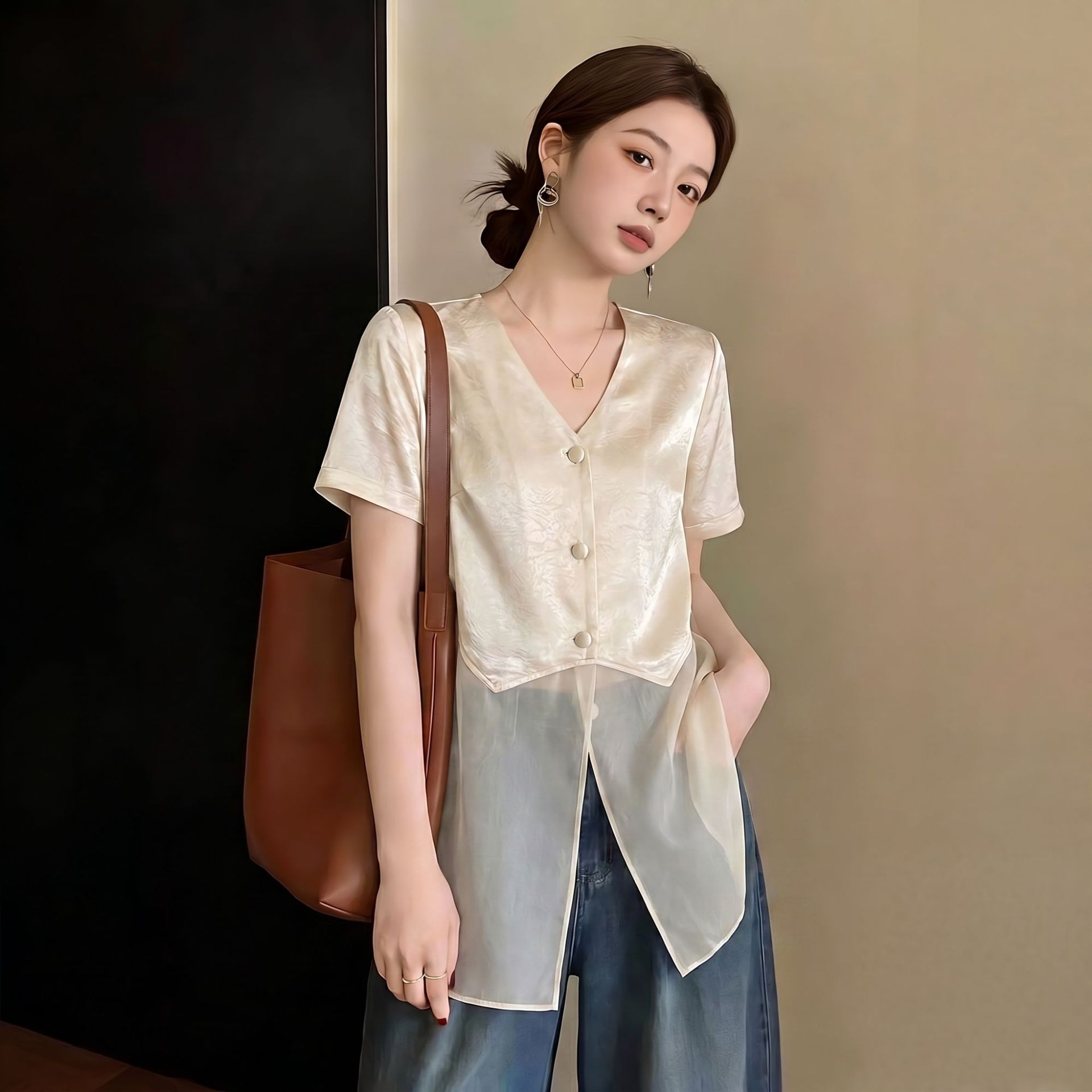 Áo sơ mi nữ cổ V tay ngắn chất liệu satin acetate phối lưới viền gấu — màu đen chi tiết 4