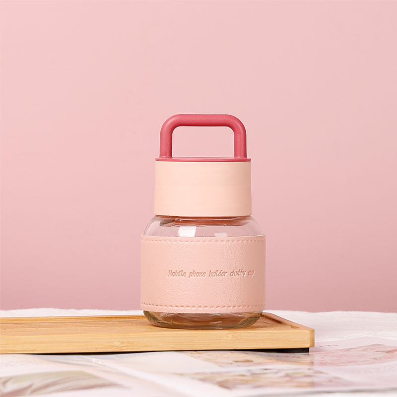 メーカー卸売新しいかわいいファットガラスウォーターカップポータブルハンドルかわいいファットガラス透明ウォーターカップ|undefined