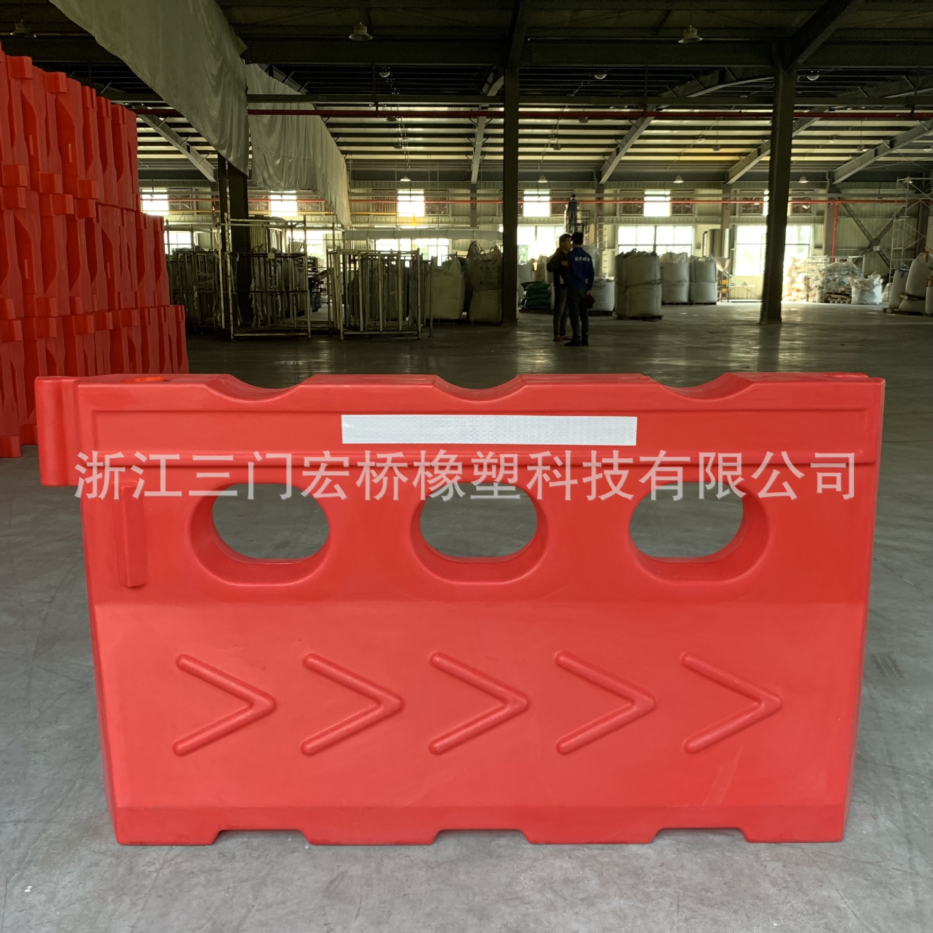 宏桥9KG全新料不漏水高速公路1500*800mm滚塑三孔水马