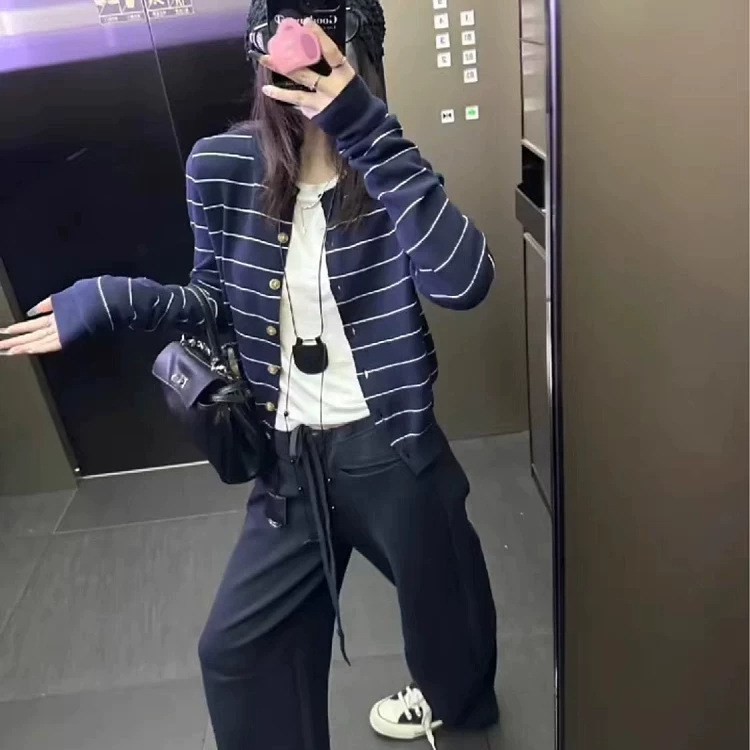 Navy blue striped knitted cardigan for women, early autumn 2026 new Korean style outfit, chic sweater jacket with a regular shoulder design