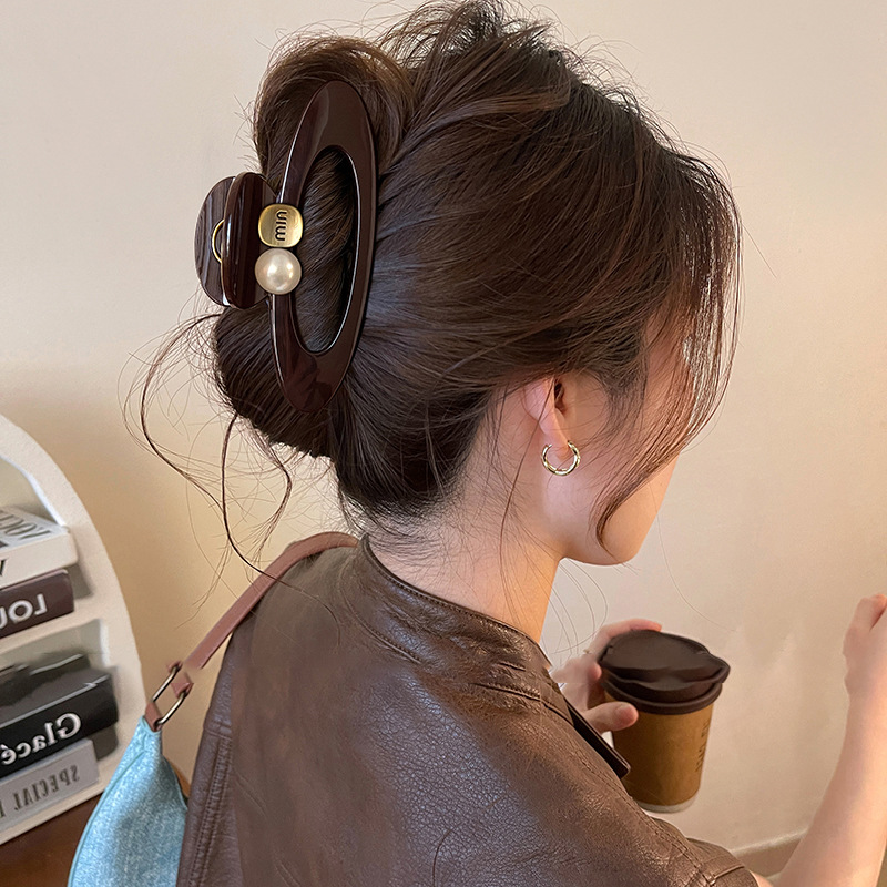 Pinza para el cabello de perlas con letras ovaladas pinza de tiburón simple de personalidad coreana, pinza de agarre de moda de alto nivel de nicho, accesorios para el cabello para mujeres