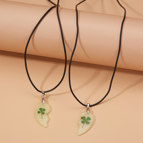 European and American cross-border best-selling glow-in-the-dark four-leaf clover necklace, love-themed matching couple's necklace, stylish dried flower necklace set