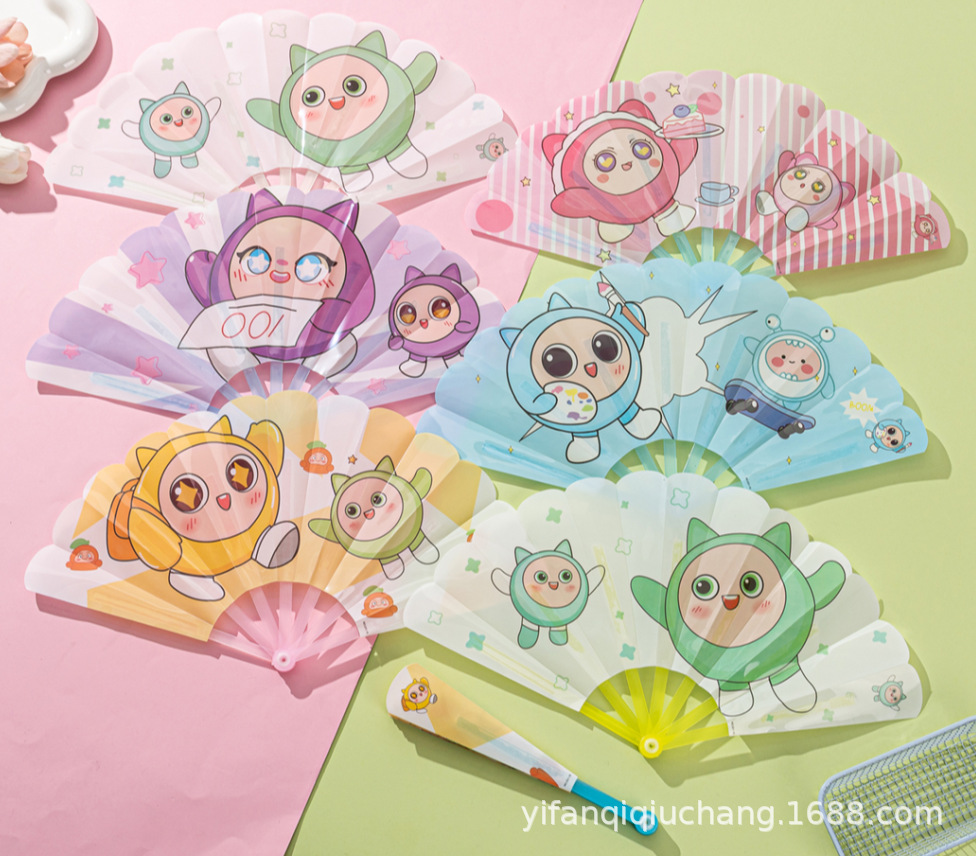 Abanico plegable de plástico con dibujos animados, muy vendido, para estudiantes y niños, fácil de transportar, Labubu Nezha Ultraman Eggboy Party