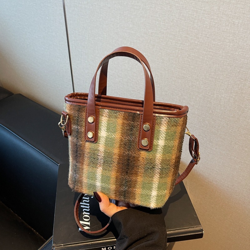 Bolsa de mano de invierno a cuadrillas versátiles nueva moda 2024 bolso de hombro popular retro bolso de balde de mujer