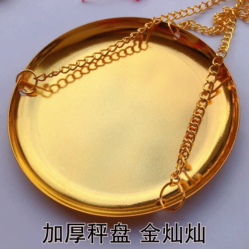 結婚の贈り物の秤の喜秤は周秤をつかんでお祝いします。|undefined