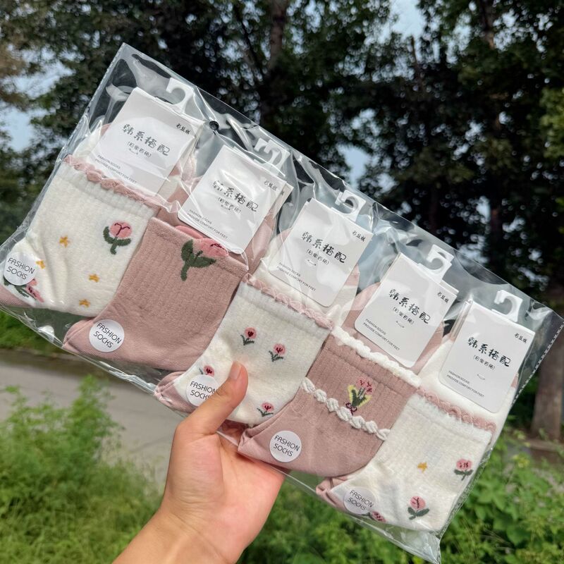 New autumn and winter women's socks in Japanese and Korean style, fresh and cute mid-calf socks with a creamy tone and bear cartoon design, sporty and trendy college style socks New autumn and winter women's socks in Japanese and Korean style, fresh and cute mid-calf socks with a creamy tone and bear cartoon design, sporty and trendy college style socks