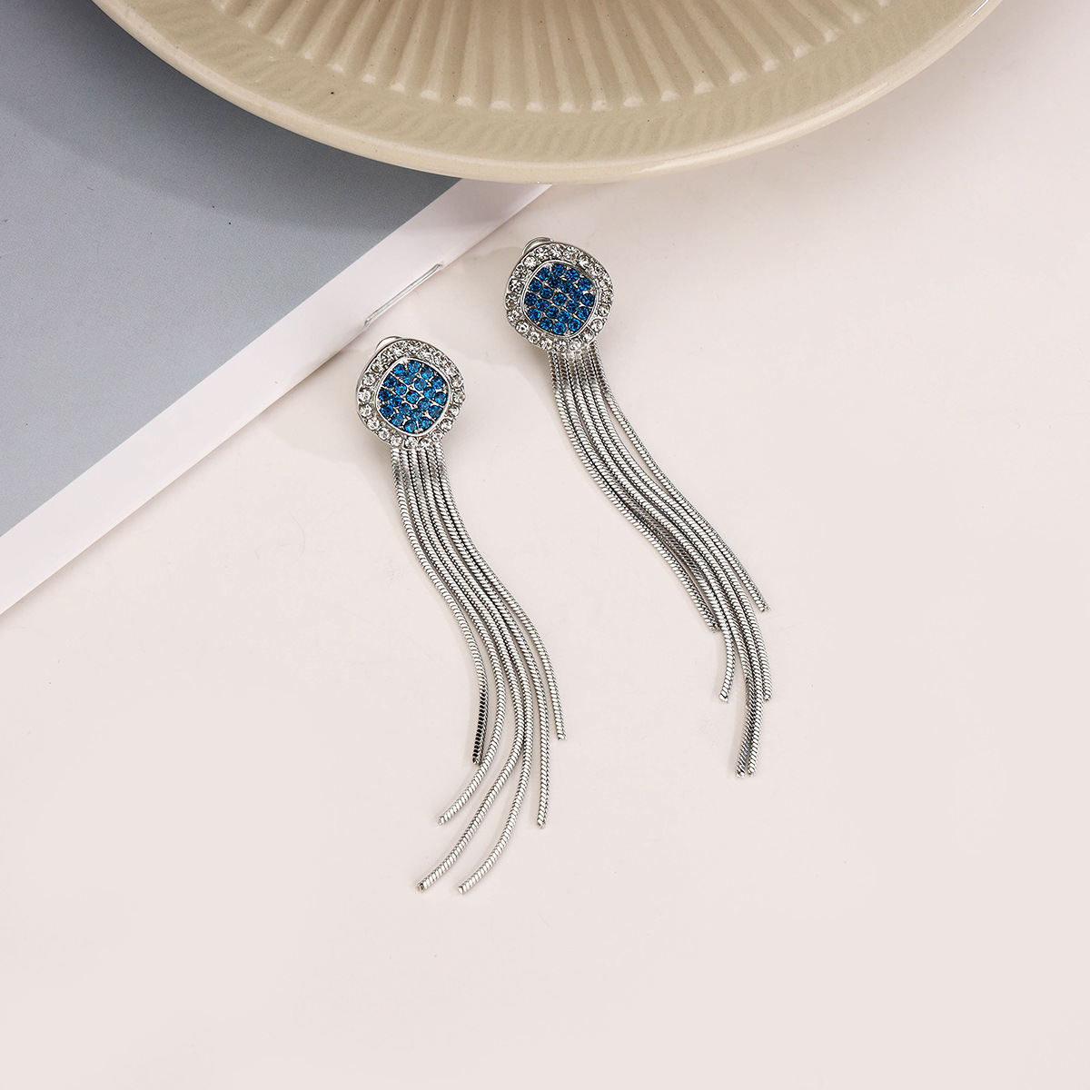 Pendientes largos de nuevo temperamento coreano, accesorios para orejas retro, borlas de cristal cuadrado, pendientes elegantes de todo fósforo, mujeres