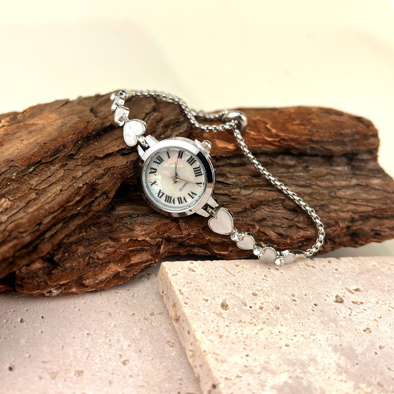 Nuevo nicho de las mujeres reloj de cuarzo pulsera de aleación de diamante incrustado reloj en forma de corazón pequeño reloj de temperamento ventas directas de fábrica