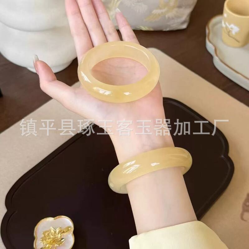 国風翡翠平は氷種の黄龍玉のブレスレットのために砂糖黄龍玉黄翡翠のブレスレットの赤い本と同じ玉の腕輪です。|undefined