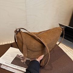 秋季磨砂麂皮牛角包高级感牛皮时尚月牙包小众休闲通勤马鞍斜挎包