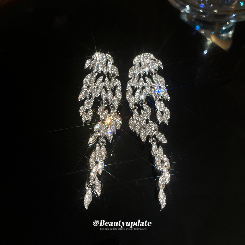 Pendientes de borla de plumas de diamantes largos con aguja de plata Pendientes transfronterizos de nuevo diseño Pendientes ligeros de lujo de alta calidad