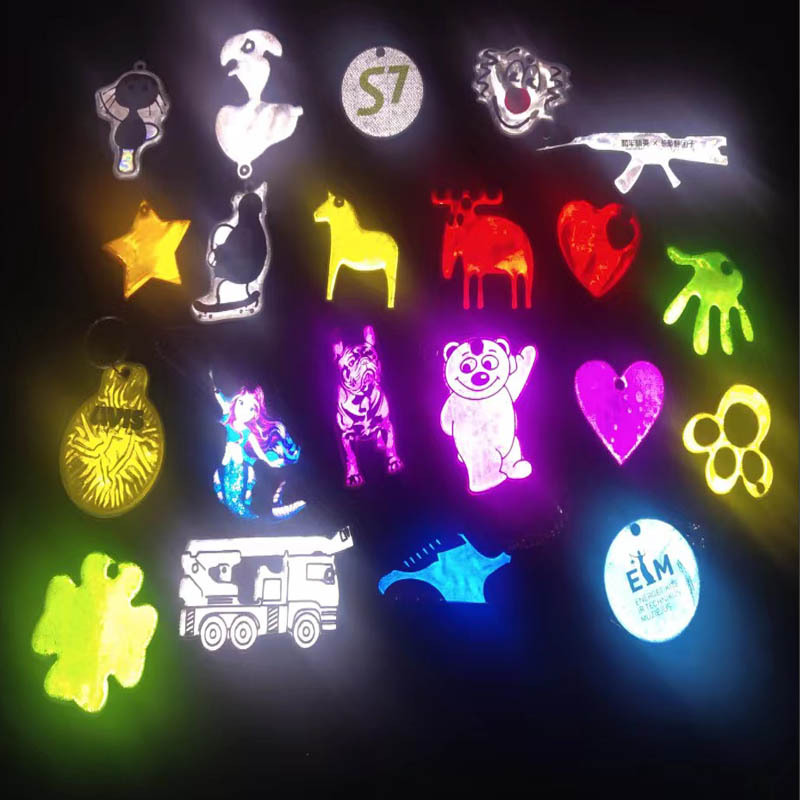 厂家高亮PVC反光钥匙扣书包卡通形反光挂件 多色印刷环保反光吊牌
