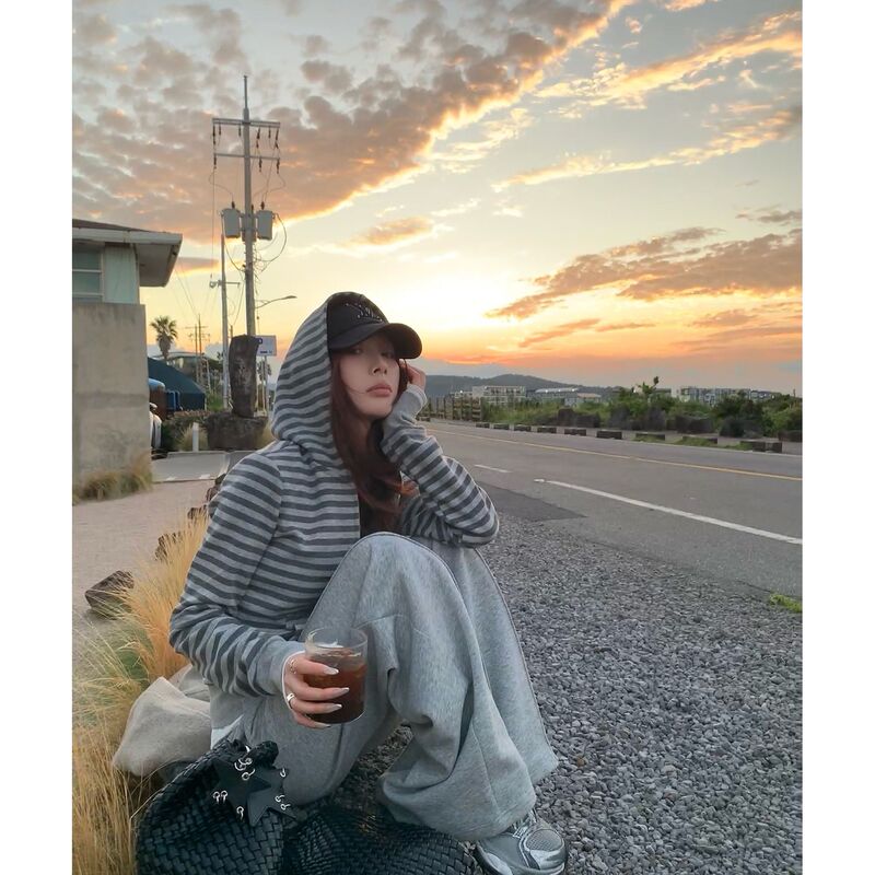 Korean Style Striped Sweatshirt and Casual Sweatpants Two-Piece Set for Women, Autumn 2025 New Slim-Fit Waist-Cinching Short Jacket