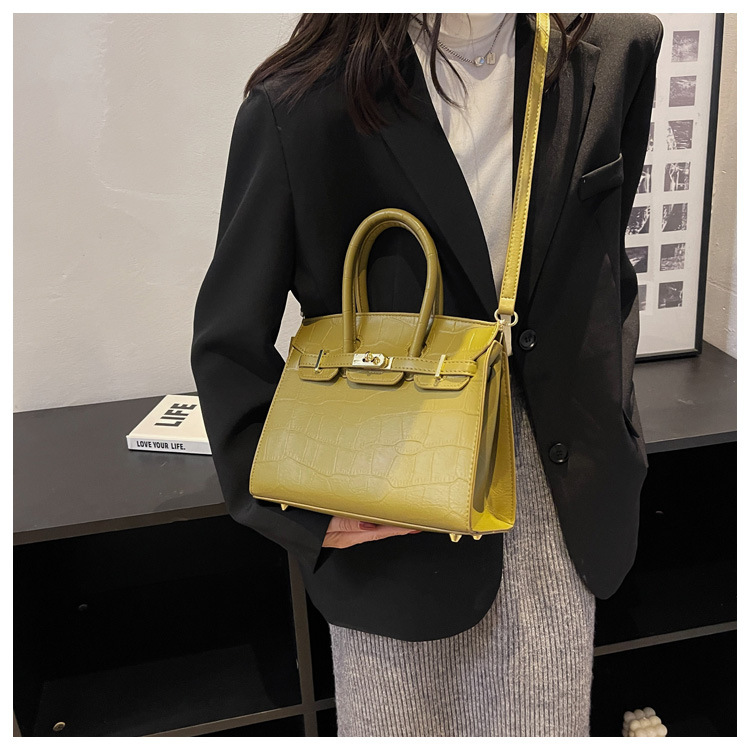 Women's All Seasons Pu Leather Solid Color Fashion Square Lock Clasp Handbag display picture 5