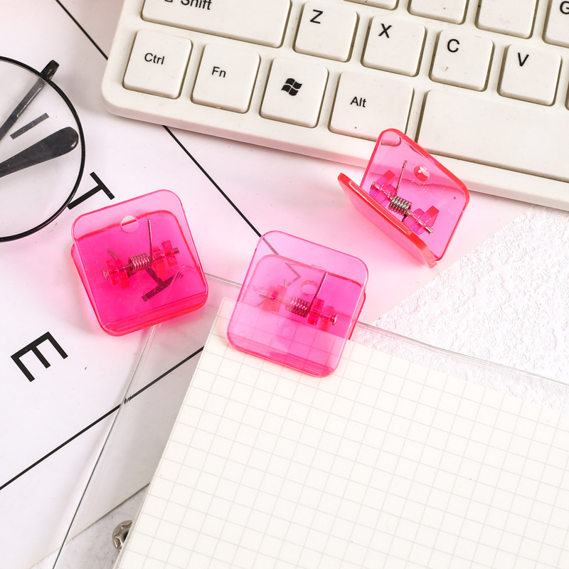 Fabricantes al por mayor acrílico cuadrado clips pequeños materiales de aprendizaje de oficina simple papel de prueba de clasificación de clips de plástico