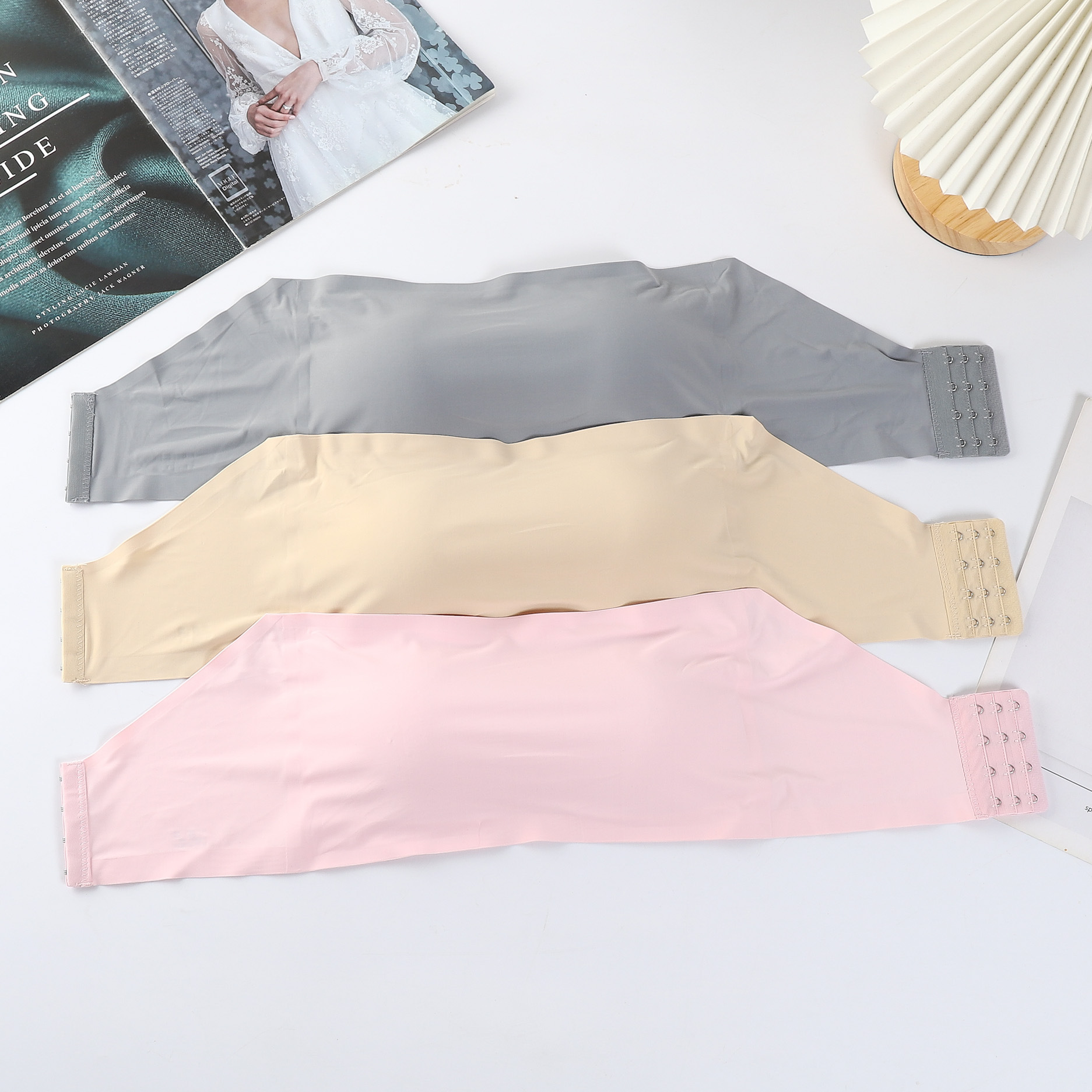 Suministro directo de fábrica de seda de hielo sin costuras de cuatro breasted sujetador sin tirantes de una palabra pecho con almohadilla de pecho anti-exposición tubo superior para las mujeres