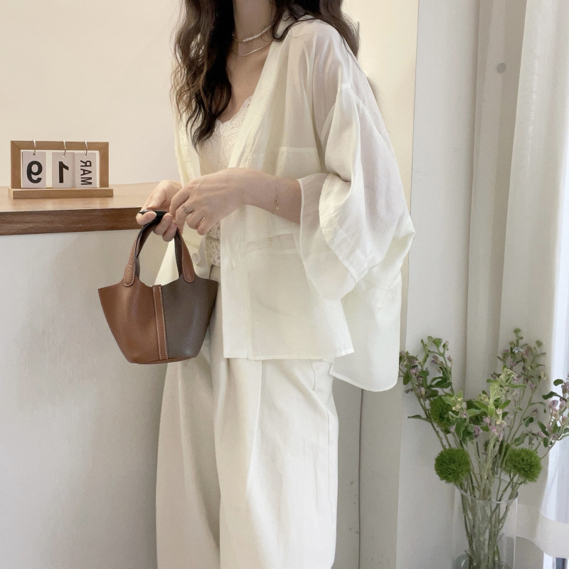 흰색 짧은 재킷