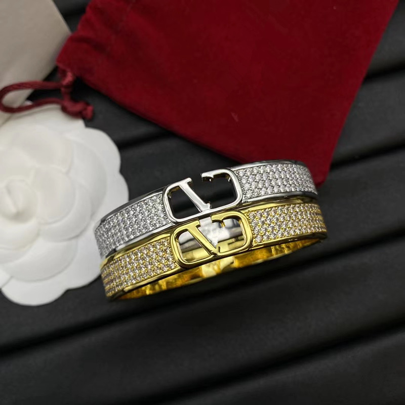 Europe and the United States new Warren home V female full diamond bracelet women fashion Joker French brass material bracelet wholesale Europe and the United States new Warren home V female full diamond bracelet women fashion Joker French brass material bracelet wholesale