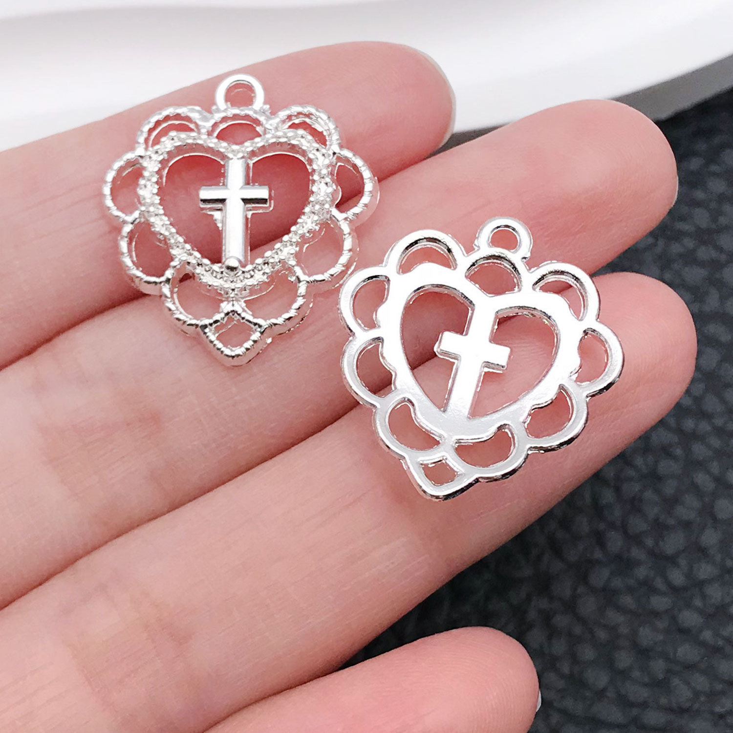 20362-X-亮银锌合金镂空心形十字架21x20mm-1.