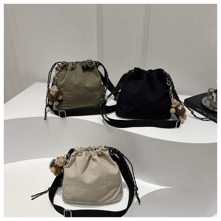 Women's Bag New Japanese Style Literary Crossbody Bag Large Capacity Korean Version Versatile Drawstring Bag Women's Shoulder Bag Commuter Women's Bag