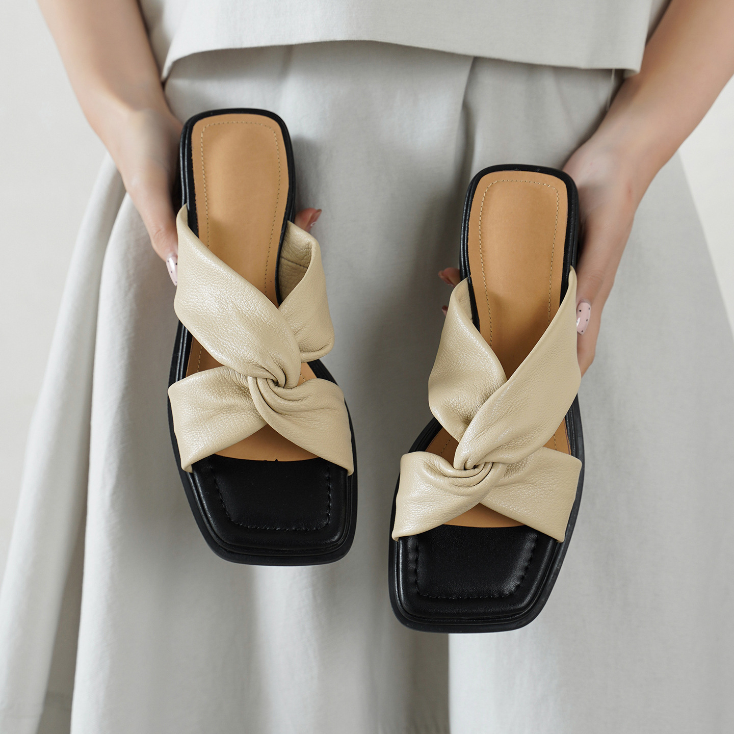 Sandal nữ quai chữ V đế dày gót 4cm phong cách đơn giản — màu be