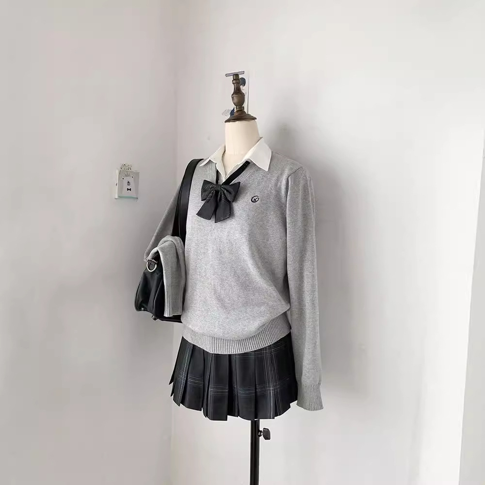 Genuine solid color student pleated skirt