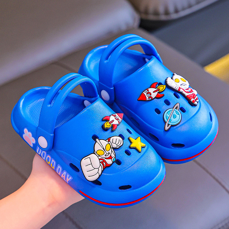 Zapatos de agujero para niños Ultraman niños usan dibujos animados lindo Fondo suave antideslizante zapatillas de verano niños pequeños niños medianos