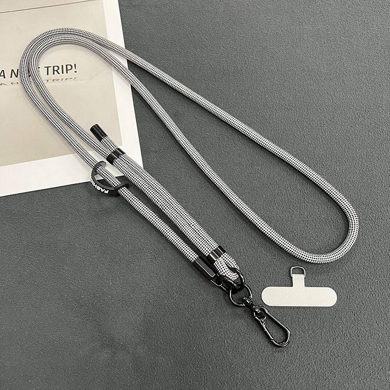日系8mm携帯電話のストラップは、携帯ケースのストラップに斜めにまたがっています。|undefined