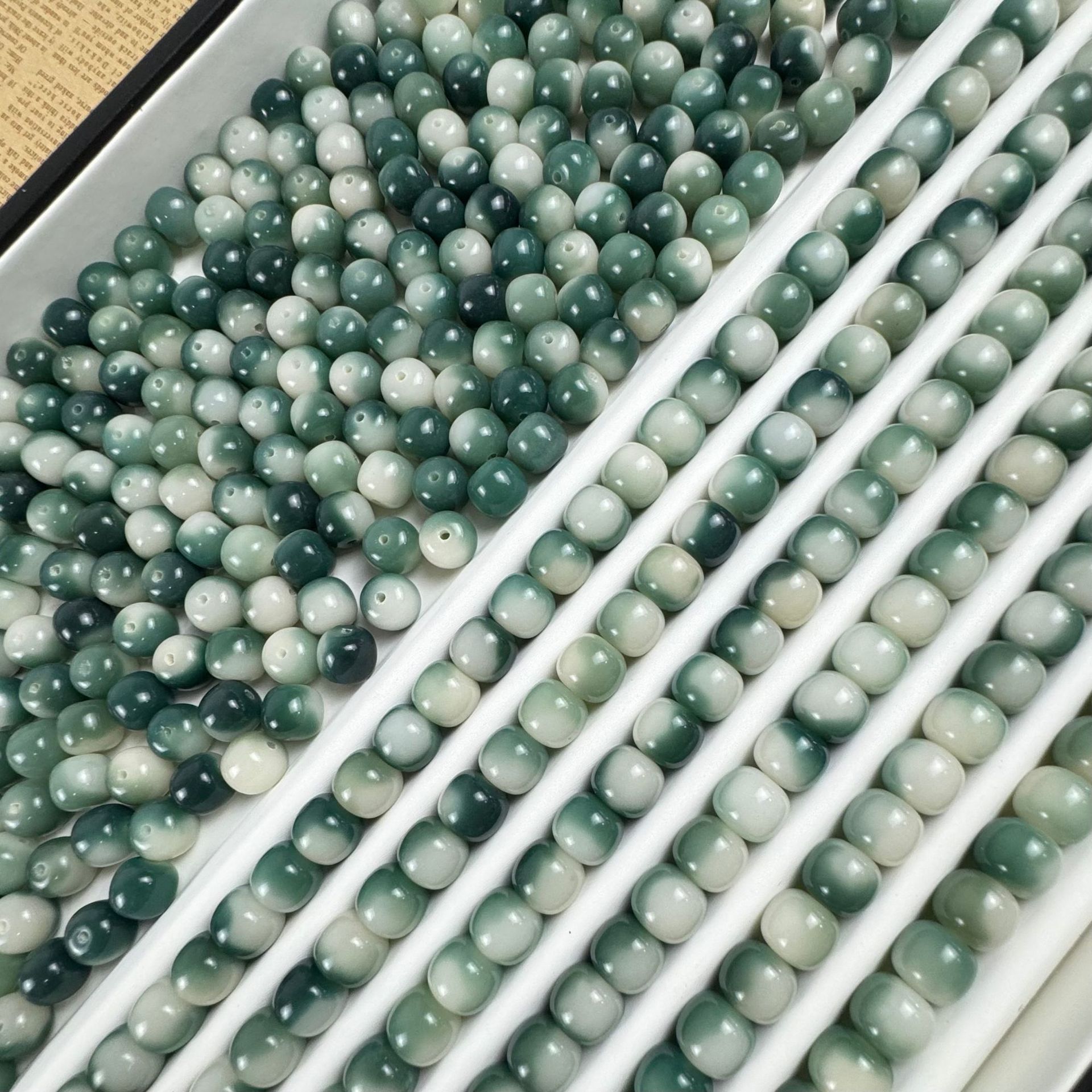 Зеленые бусины-ведра с плавающими цветами 10*11 мм