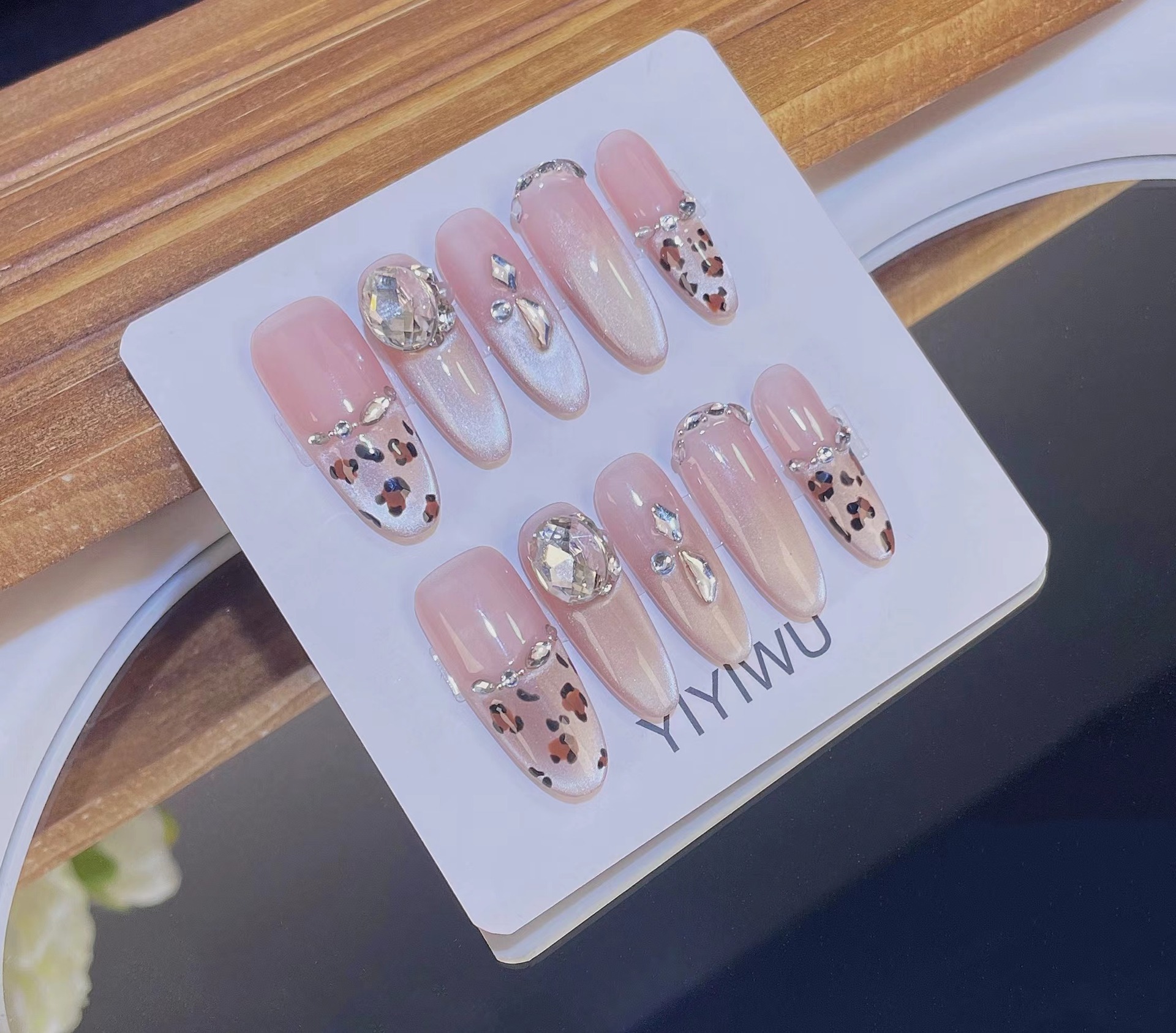 Yiyi Dance Leopard Chicas calientes (óvalas largas) Armadura de vestir hecha a mano con estampado de leopardo, ojos de gato, yemas de los dedos, pegatinas de uñas blancas