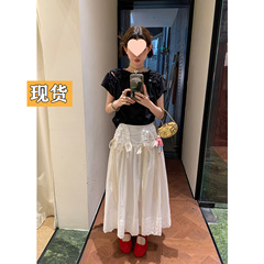 Le rouge周の美しい万物のしわの少女の蝶結びのひもの透かし彫りの多種の着方の黒色の半袖のtシャツ