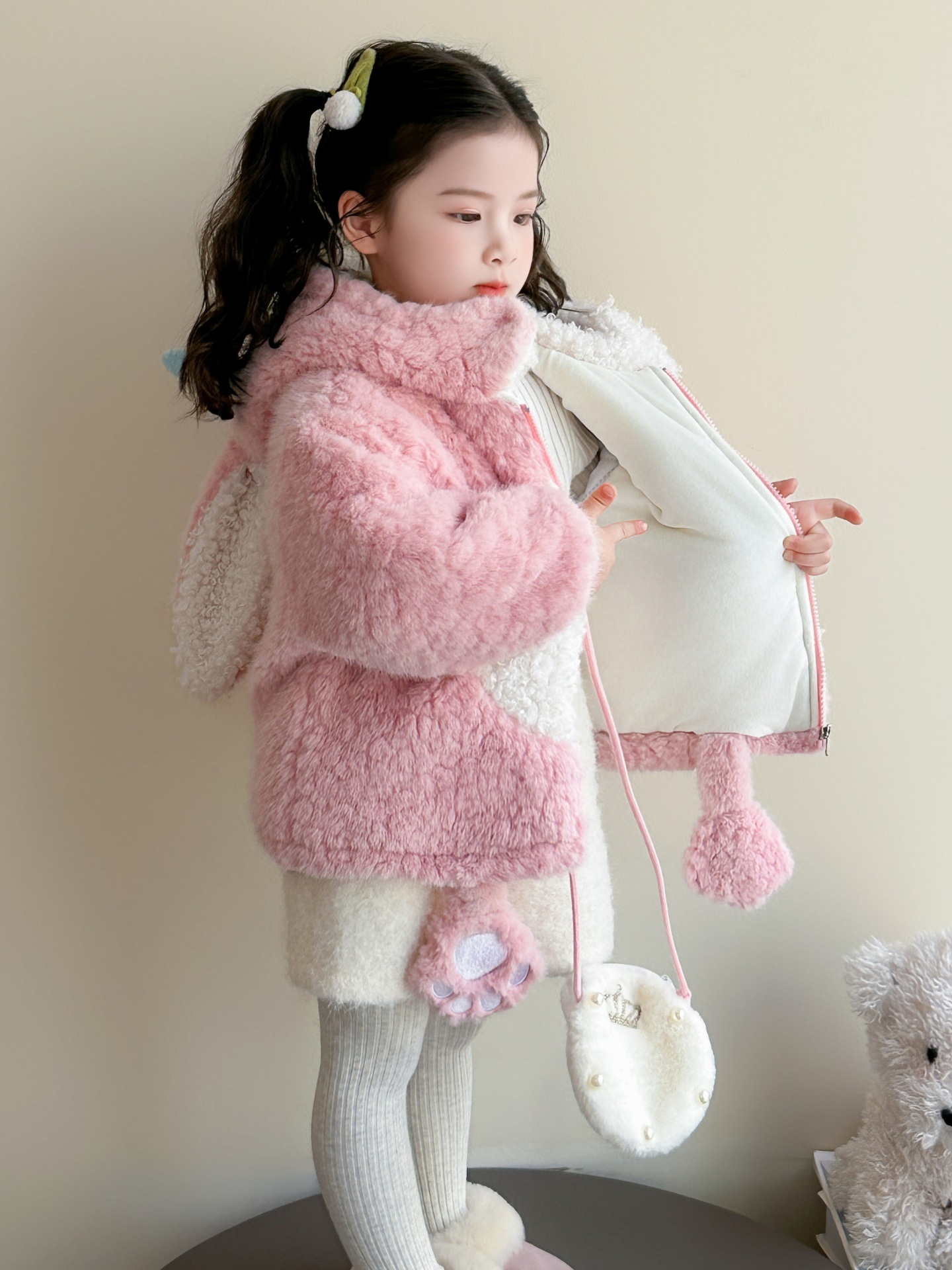 Niñas más abrigo de terciopelo otoño y invierno 2025 nuevo estilo coreano bebé femenino engrosado suéter de lana de aire extranjero ropa de invierno de algodón para niños