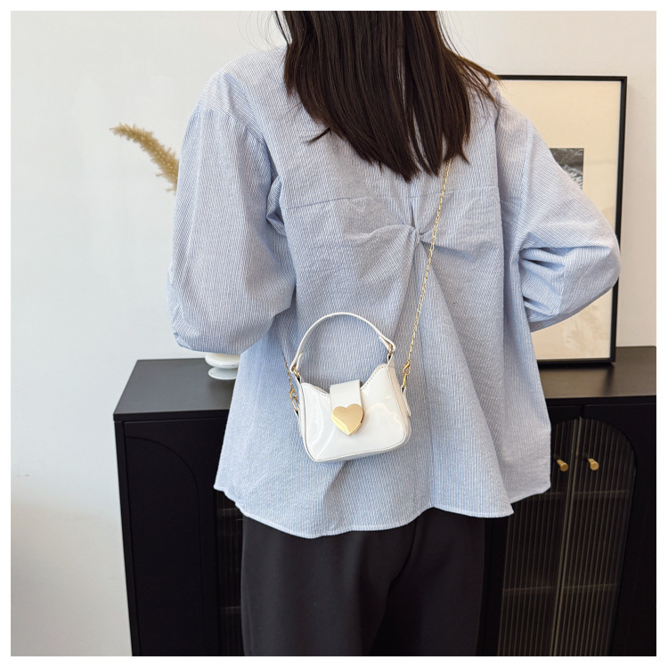 Unisex Pu Heart Shape Solid Color Elegant Streetwear Sewing Thread Square Hidden Buckle Shoulder Bag display picture 9