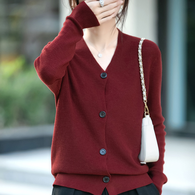 2025年秋冬新款精纺羊毛V领针织开衫长袖女纯色百搭宽松上衣外套