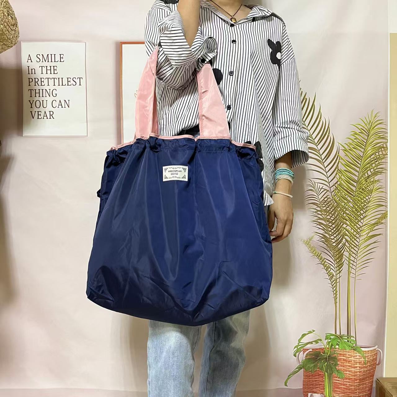 대비되는 네이비 블루