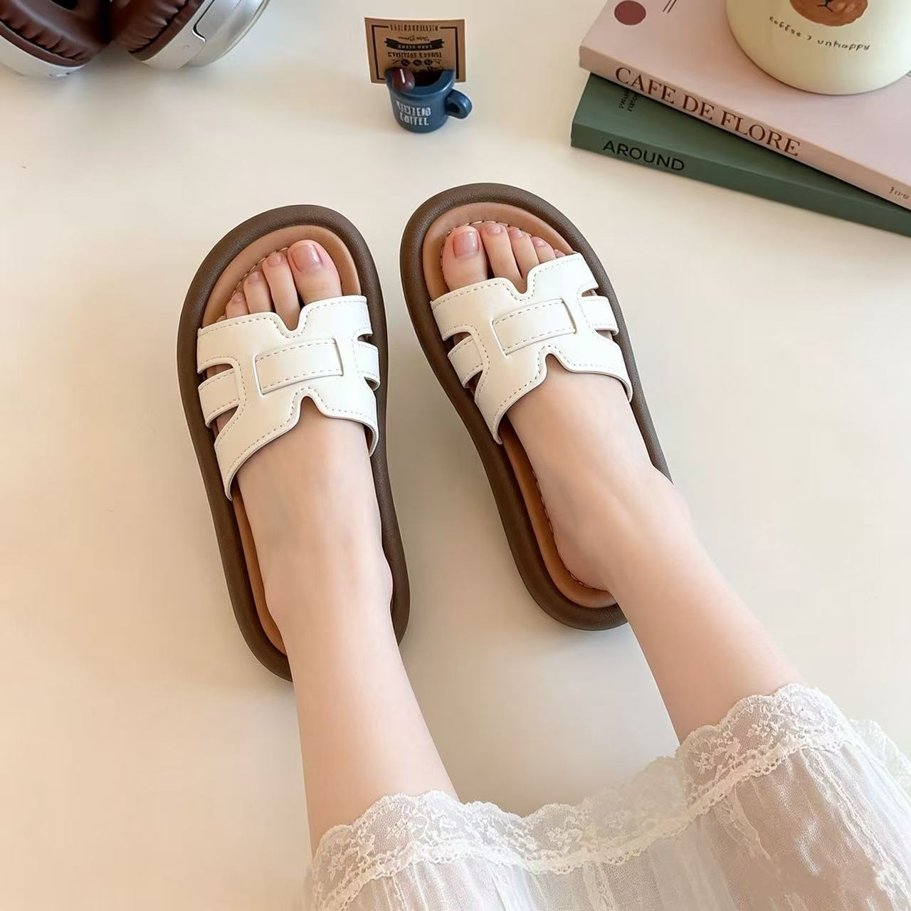Zapatos casuales de moda infantil versátiles 2026 verano nuevos zapatos de playa para niñas de dedos desnudos zapatillas de suela suave para niños