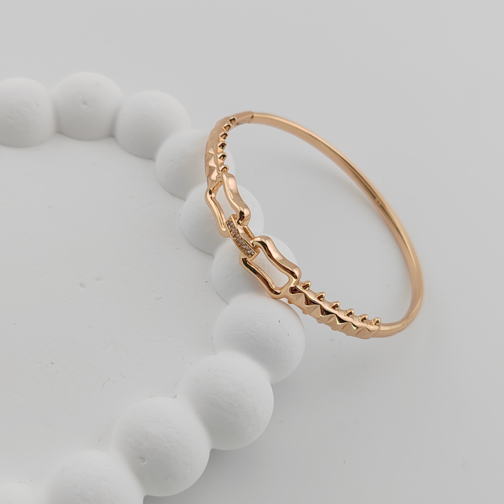 Xuping Europa y los Estados Unidos comercio exterior transfronterizo temperamento de moda personalidad simple pulsera de aleación de cobre elegante joyería de lujo ligera al por mayor mujeres