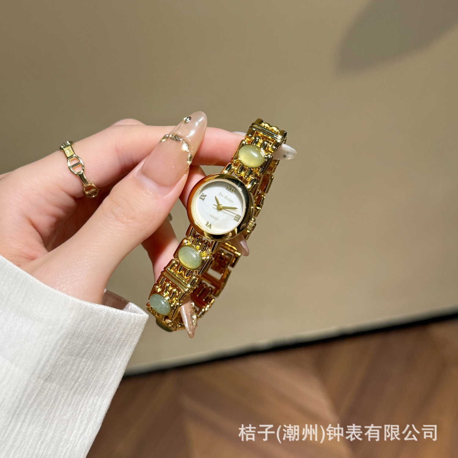 Light luxury gold and white [green stone chain]