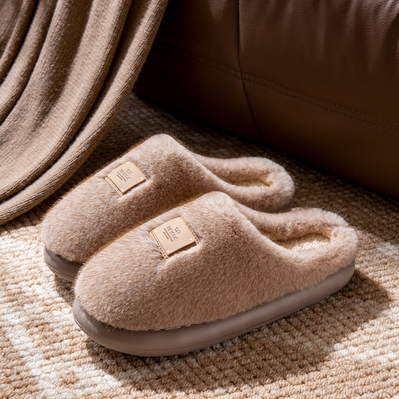 Zapatillas de algodón para mujeres otoño e invierno de peluche 2025 nuevos zapatos para el hogar de interiores con peluche grueso de suela suave de algodón para hombres