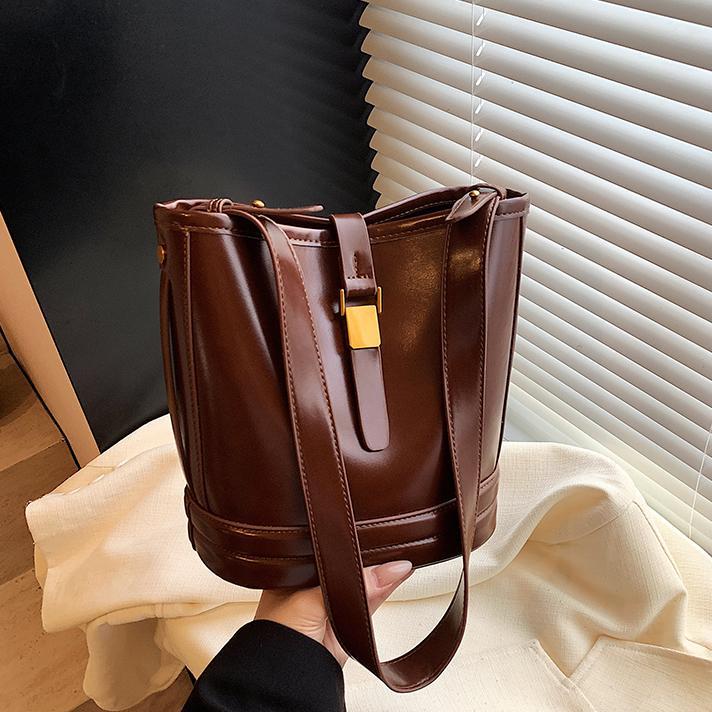 Alto sentido retro bolso de cubo 2024 otoño invierno nuevo bolso de mujer bolso de hombro de moda universal super caliente bolso de mochila