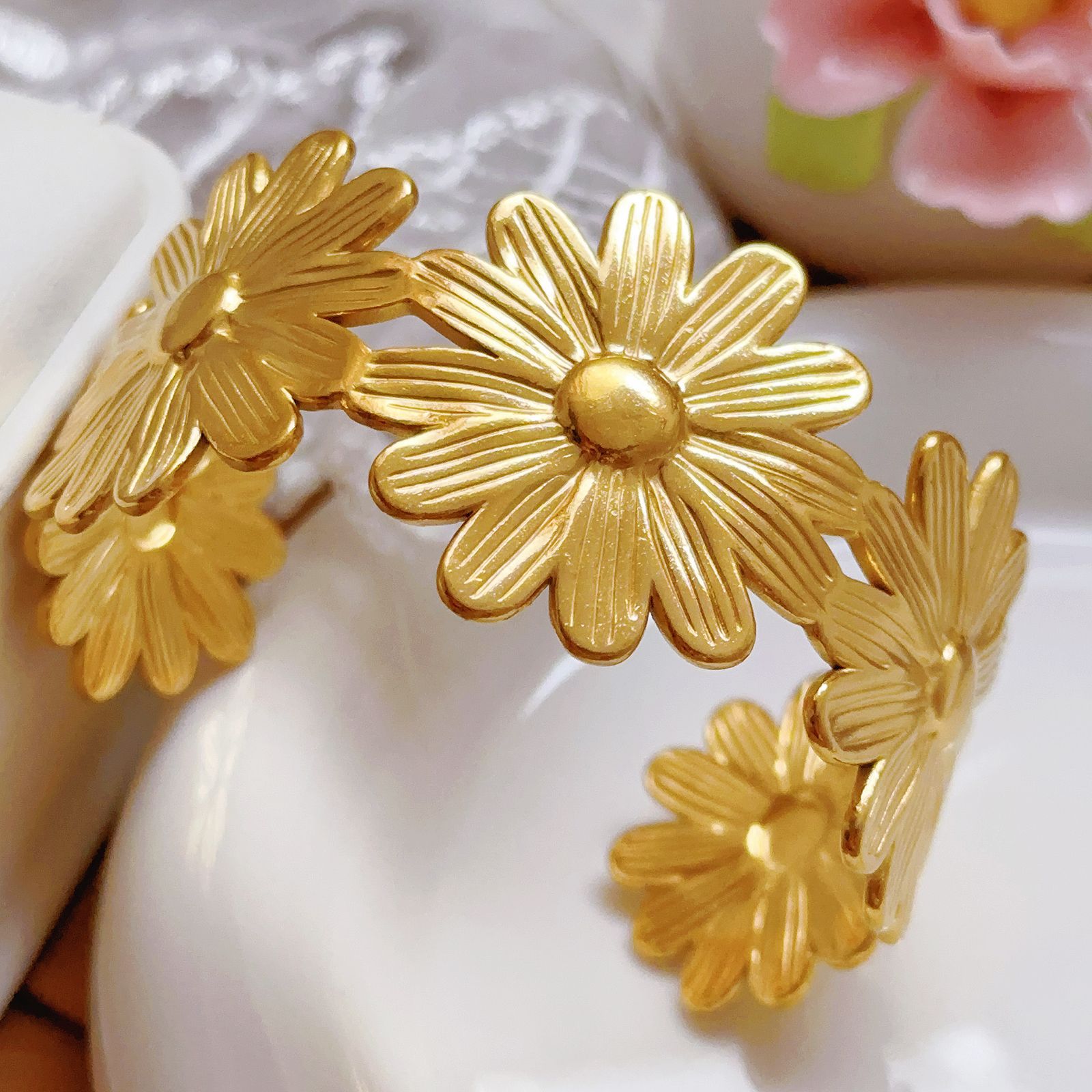 Brazalete de flores de acero inoxidable transfronteriza mujer Europa y América lujosa alta sensación de diseño de joyas de brazalete de apertura dorada