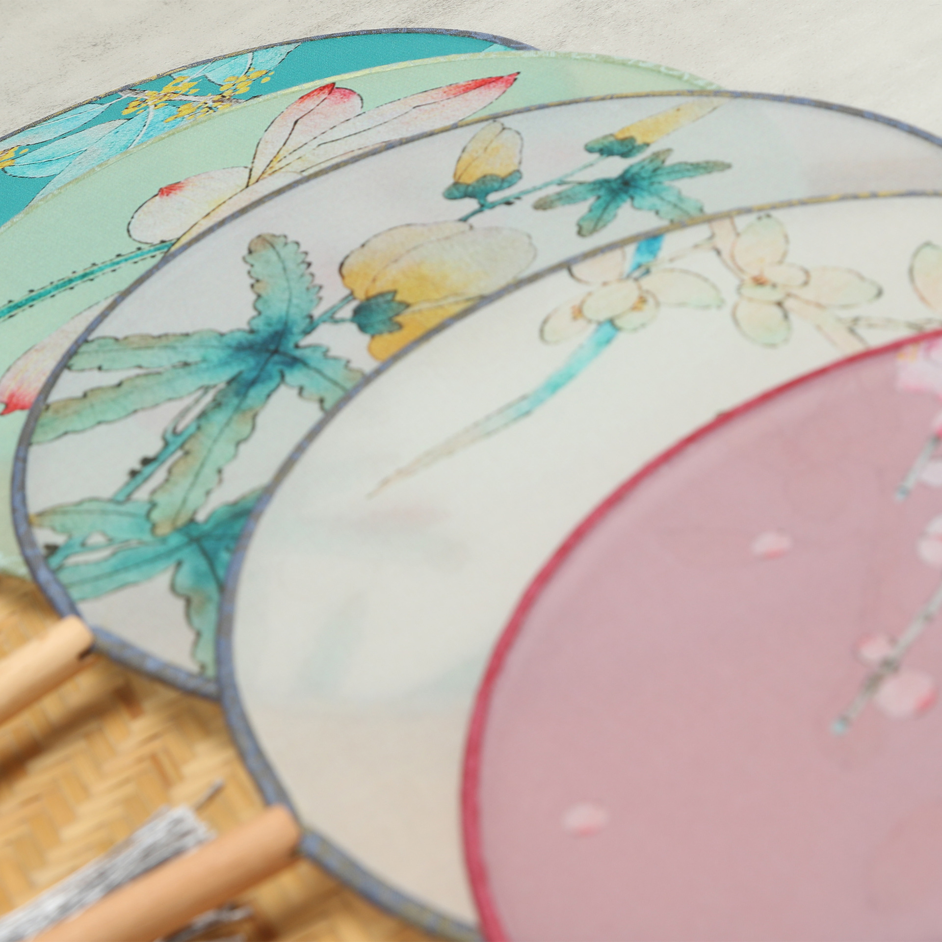 Creativo mantingfang tema estilo antiguo ventilador de la danza al por mayor ventilador de dama de honor estilo chino nuevo ventilador de corte clásico chino