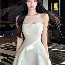 一字领白色纯欲露肩抹胸裙女2026新款韩感御姐收腰显瘦字短裙子