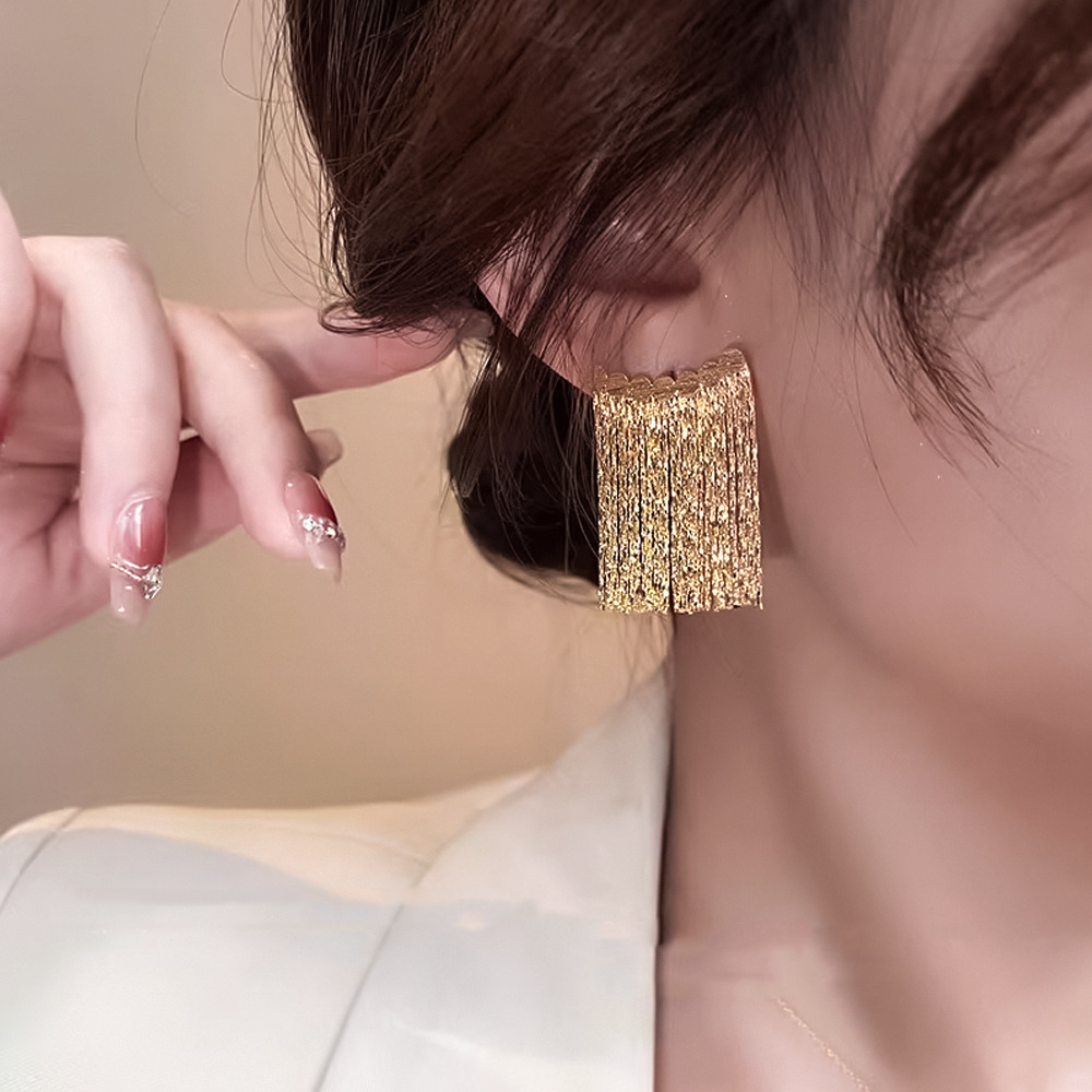 Pendientes de borla de arco de metal con aguja de plata Pendientes de temperamento de personalidad de moda europea y americana Pendientes de cadena de sentido de alta calidad elegantes mujeres