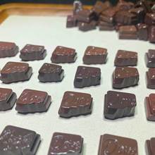 厂家直销批发阿拉善德芙爱心巧克力造型配饰精致雕工颜色漂亮